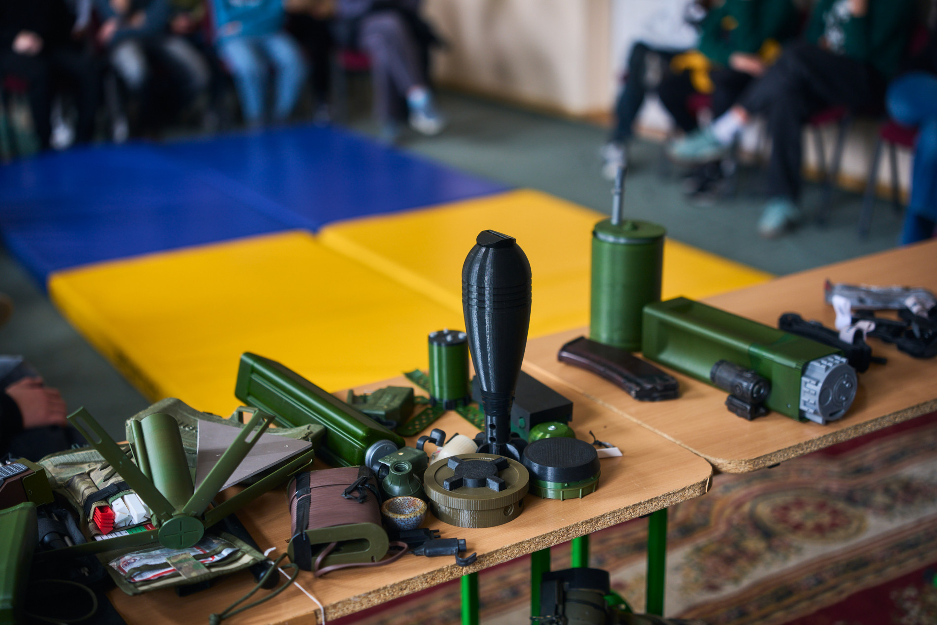 Проведення занять на тему безпеки: засоби індивідуального захисту, домедична допомога, основи мінної безпеки, поведінка під час війни, військове спорядження та зброя