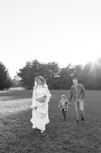 Фотосесія для пари чи сім'ї з акцентом на емоції та атмосферу.